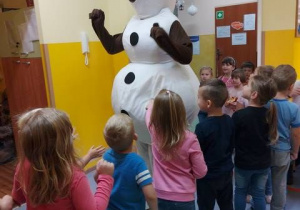 Dzieci witają się z postacią bałwana Olafa